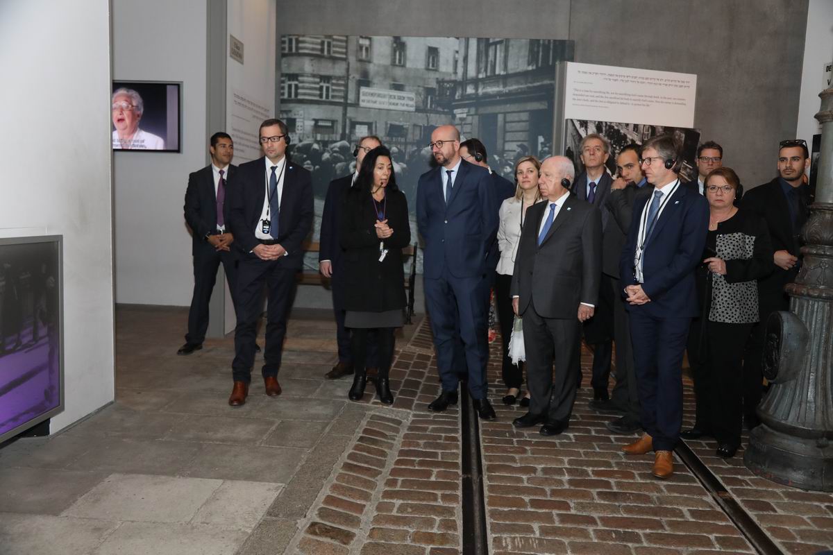 ראש ממשלת בלגיה שארל מישל במוזיאון יד ושם לתולדות השואה, באזור המוקדש לשחזור חלק מרחוב לשנו בגטו ורשה